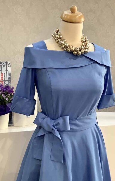 Margó kék ruha. A ruha anyaga enyhén rugalmas, hátul cipzáros, rendkívül elegáns és nőies fazon.